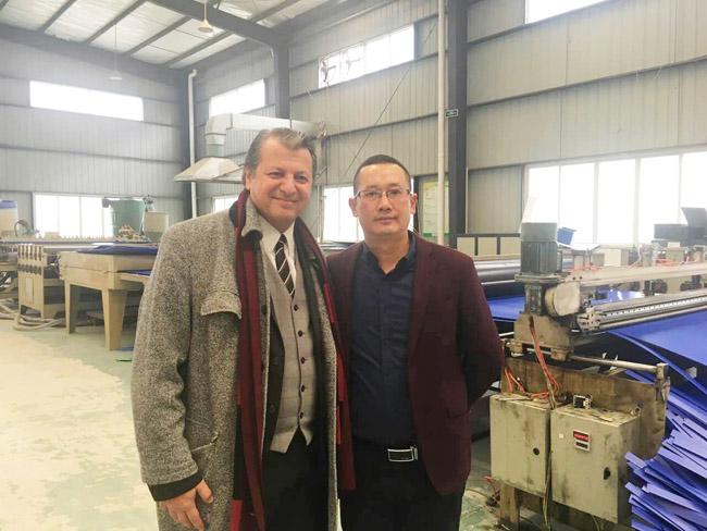 επίσκεψη αγοραστών το fluted πλαστικό εργοστάσιο φύλλων